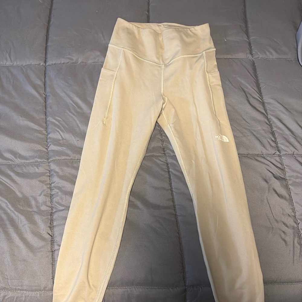 The North Face leggings like new. Size L